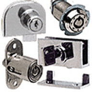 Vitrinenschlösser für Glastüren und Schiebetüren aus Glas. Die Türschschlösser verschliessen Vitrinen mit eine hohe Sicherheit.